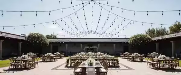 Uplighting Arquitectónico: La Técnica que Transforma Espacios Comunes en Venues Premium - Ejemplo de iluminacion 3