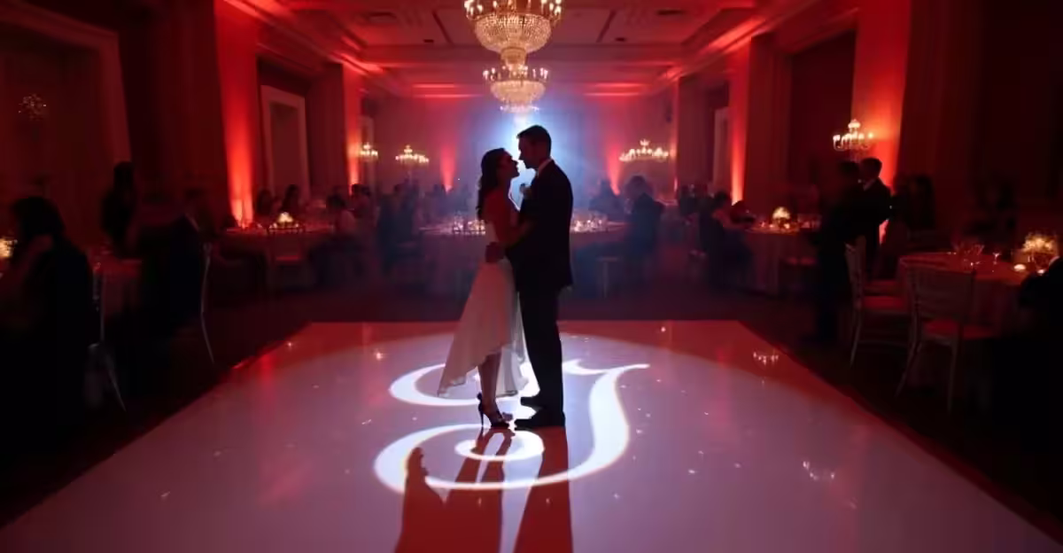Proyector de gobos en una boda mostrando monograma personalizado en pista de baile
