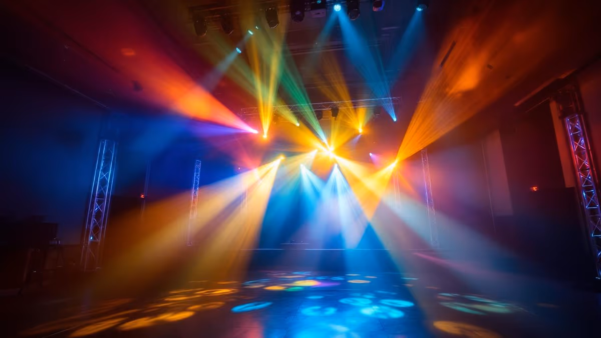 Uplighters LED iluminando columnas de hacienda con controlador DMX