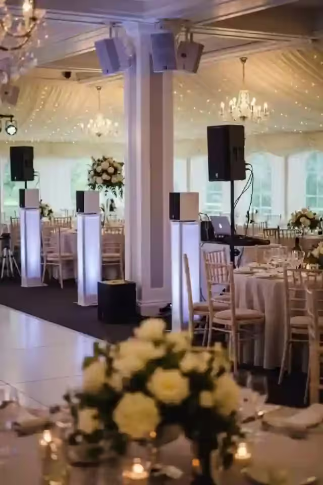 Progresión de uplighting en boda desde ceremonia hasta fiesta
