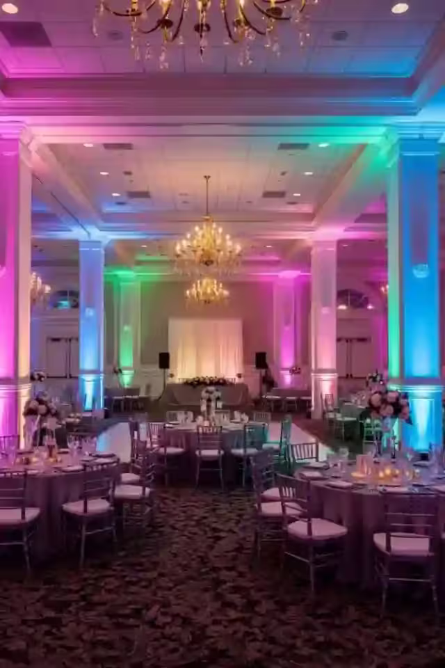 Efecto de uplighting LED en paredes creando gradientes de color
