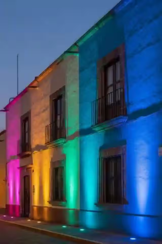 Uplighting arquitectónico LED profesional transformando venue