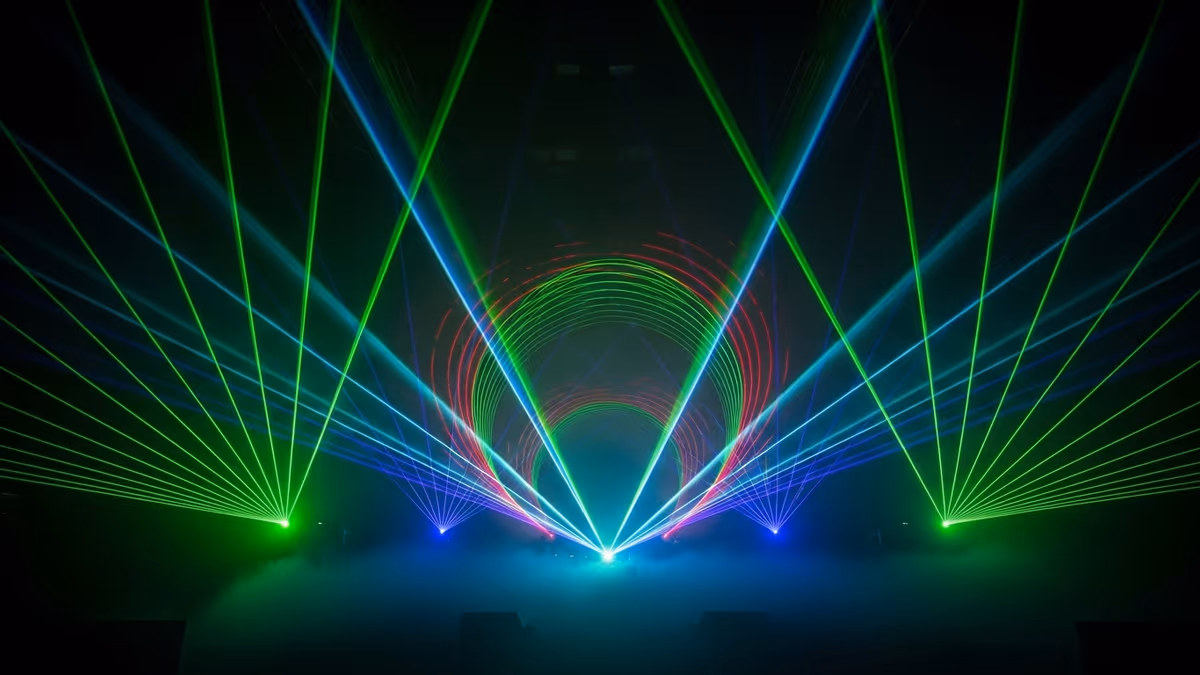 Múltiples haces de láser RGB en festival nocturno