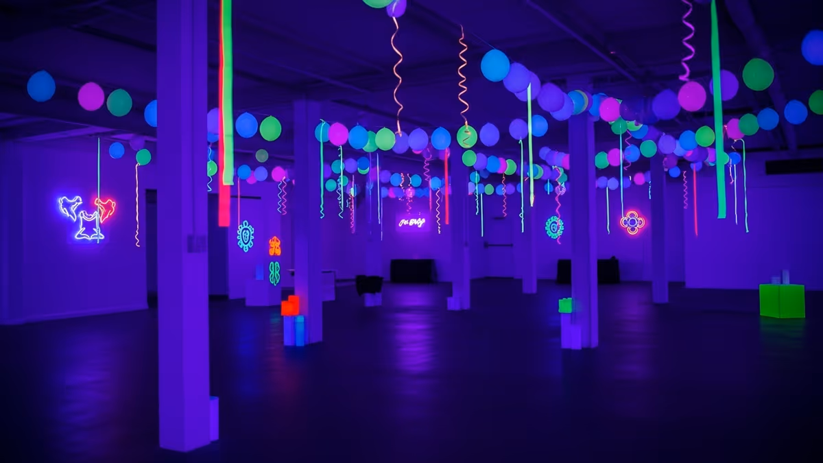 Ambiente luz negra UV sala transformada en glow party