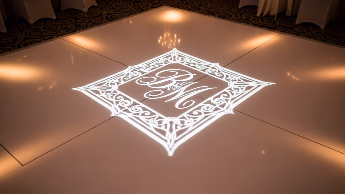 Monograma de gobo proyectado sobre la pista de baile de un salón