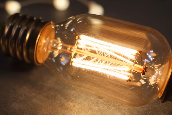 Detalle foco Edison LED ámbar filamento visible