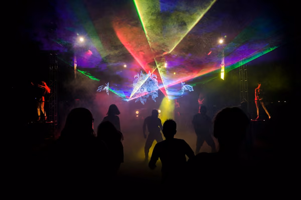 Robot LED proyectando patrones de color sobre la pista