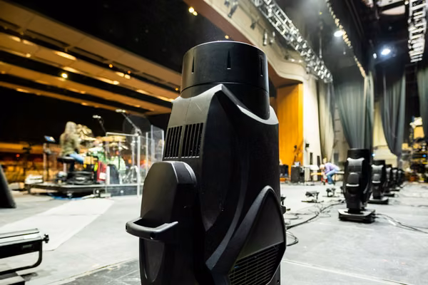 Montaje de robots LED alrededor de la pista de baile