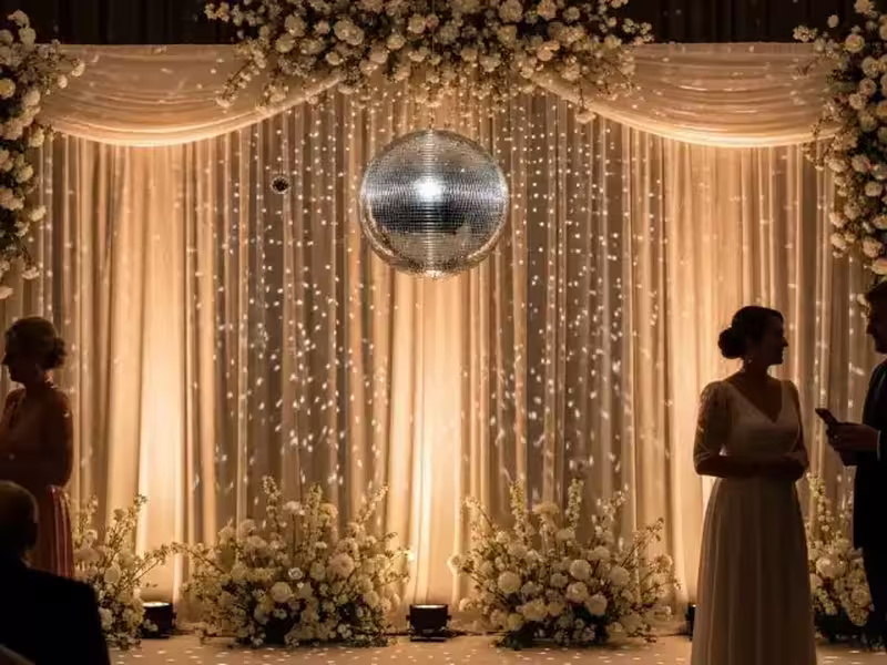 Bola disco iluminada sobre la pista de una boda elegante