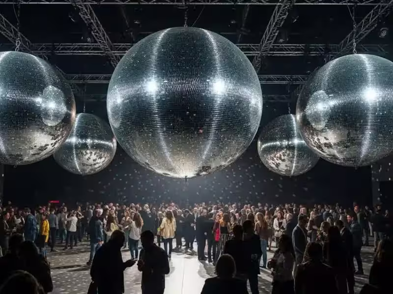 Esfera de espejos de gran formato instalada para un evento masivo