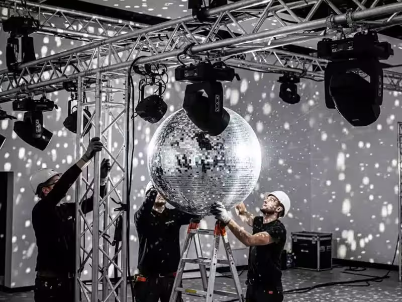Instalación profesional de iluminación y punto de colgado para una esfera de espejos