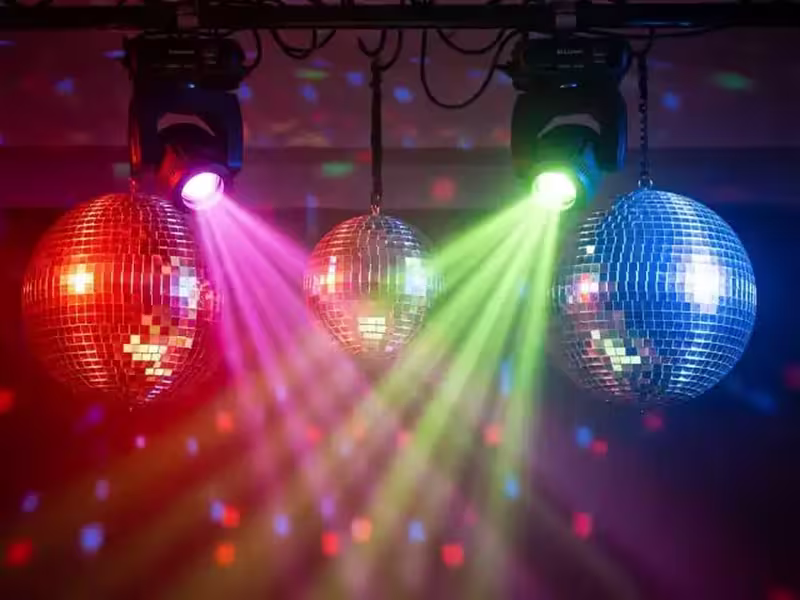 Pin spot DMX apuntado a una bola disco, que es lo que produce los puntos de luz en el techo