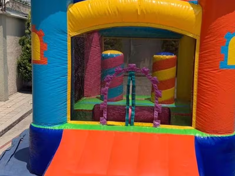 Instalación de un circuito inflable en campo abierto para un evento masivo