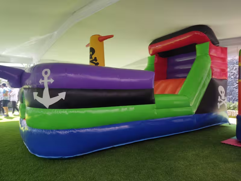 Vista lateral de un inflable bajo carpa con acceso libre alrededor