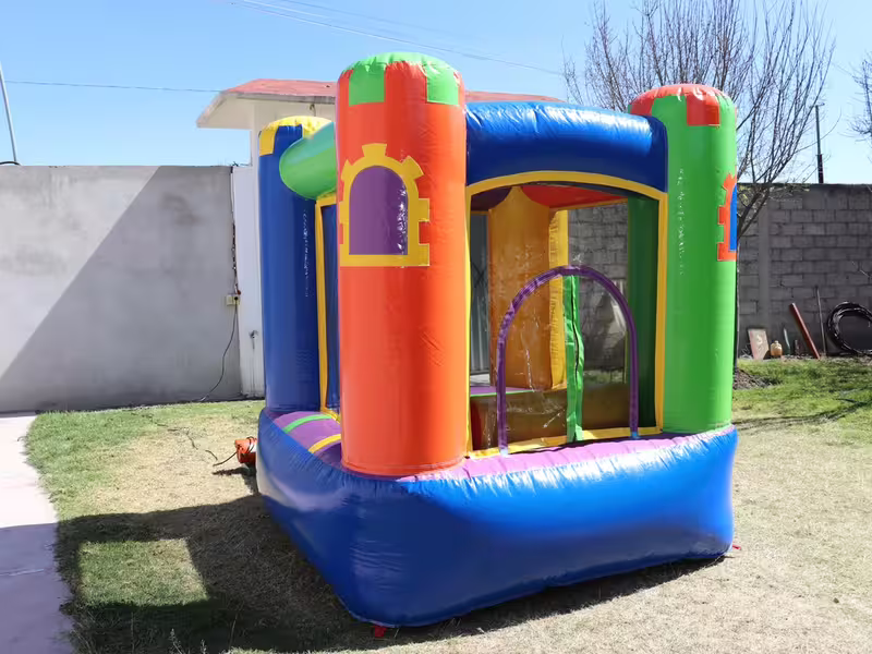 Mini castillo inflable instalado en el jardín de una casa
