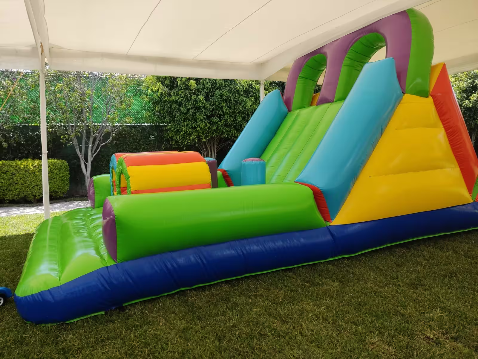 Inflable montado bajo carpa, la solución habitual cuando hay pronóstico de lluvia