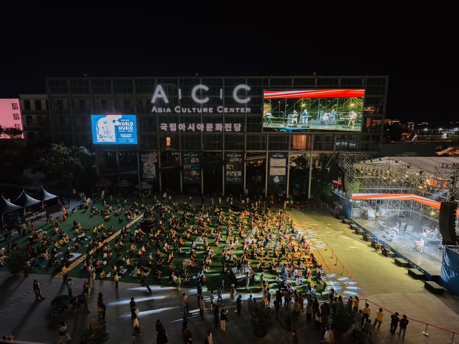 Muro LED de gran formato sobre el escenario de un concierto al aire libre