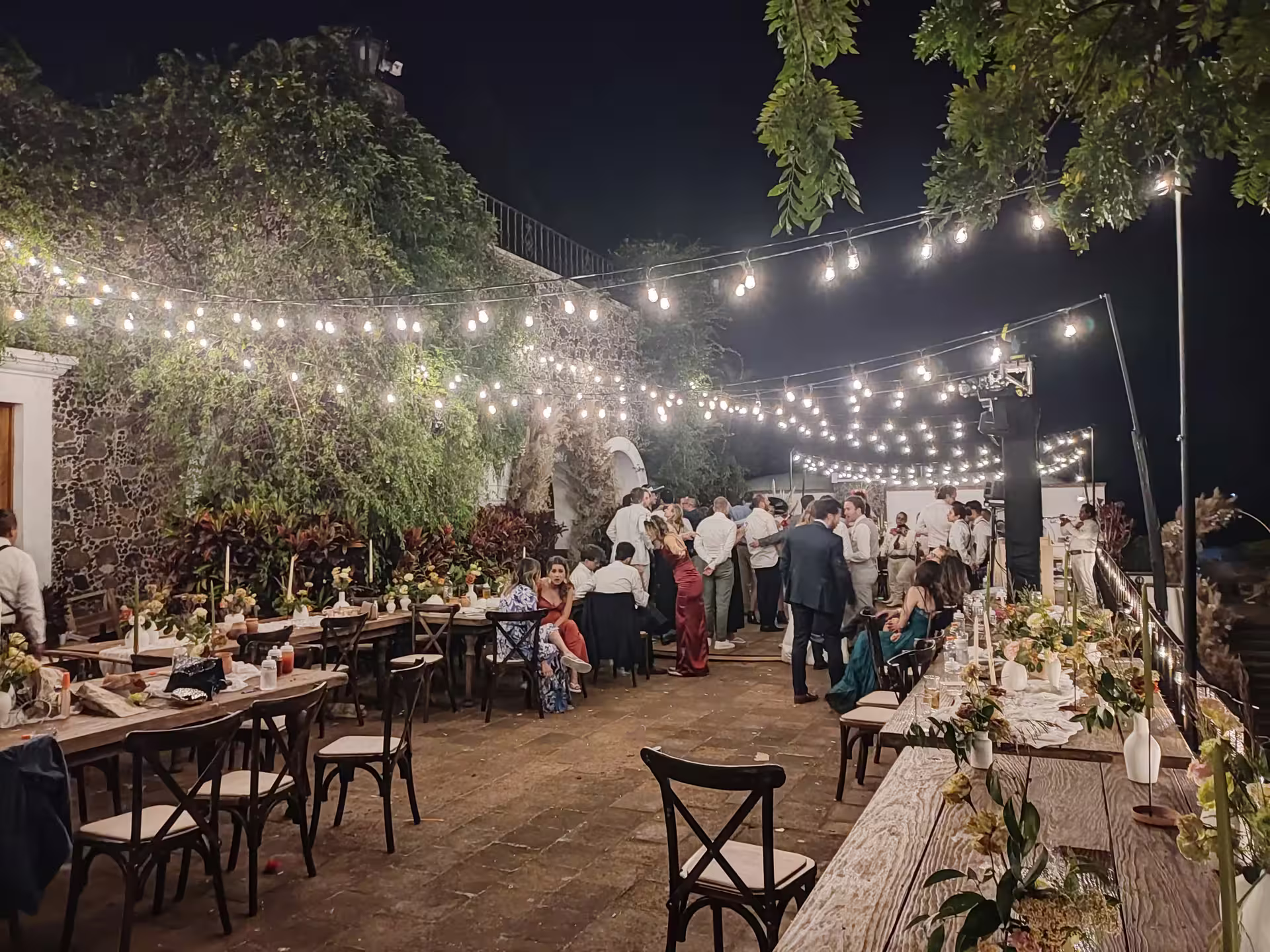 Guirnaldas vintage en terraza - Instalacion perimetral