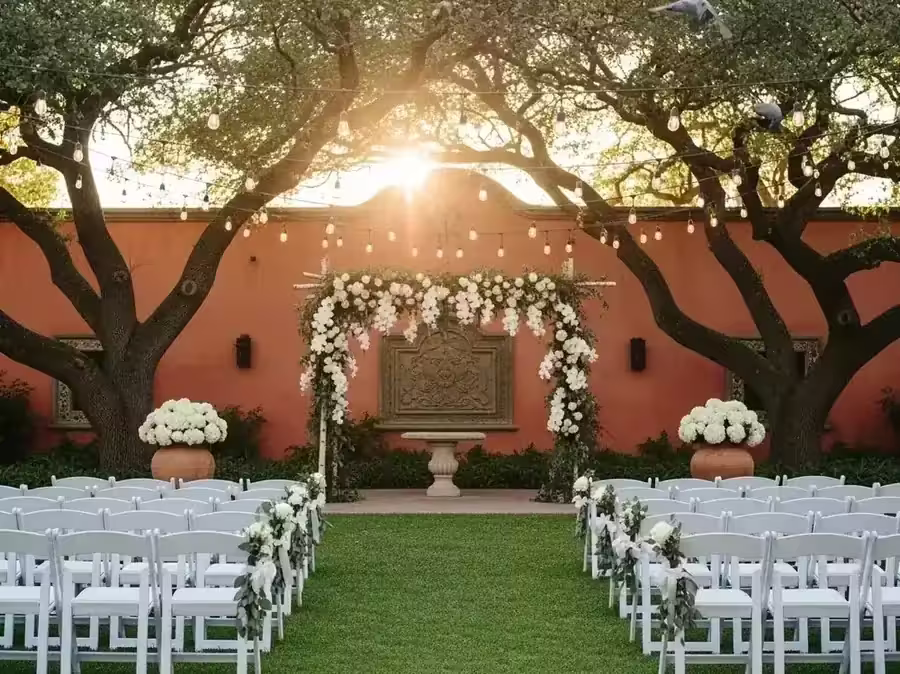Entrada iluminada con guirnaldas para boda - Ambiente romantico