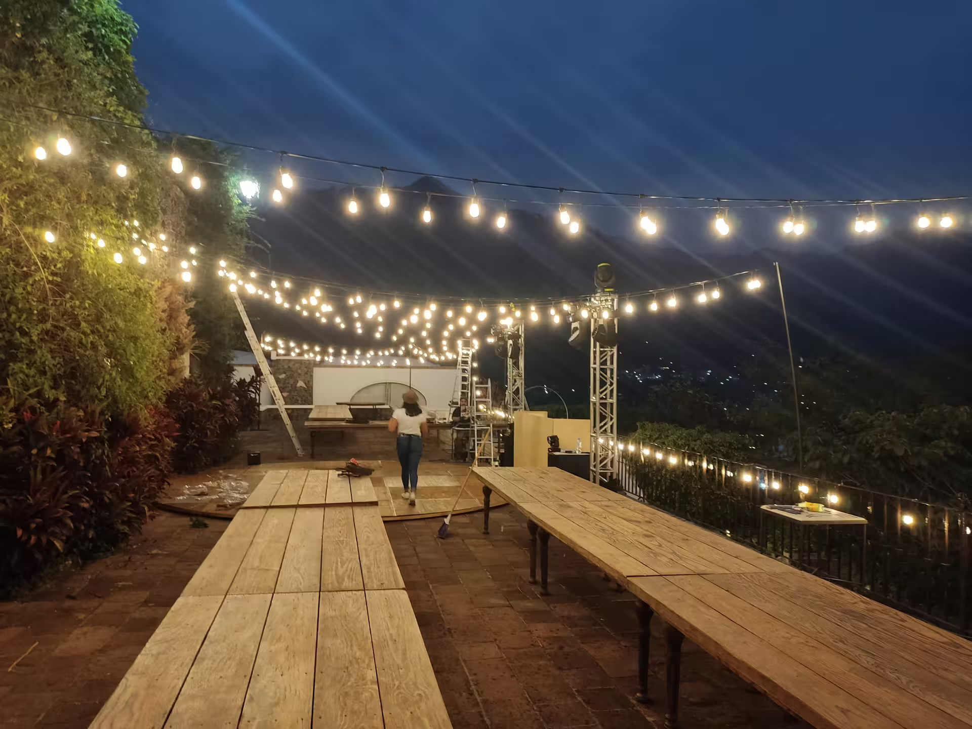 Serie de luces vintage combinada con uplighting - Ambiente romantico completo